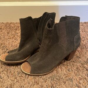 Tom’s Booties